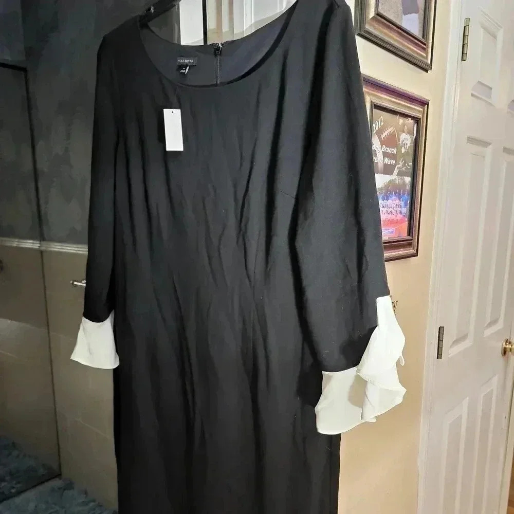 TALBOTS 3/4 SLEEVE WITH A WHITE RUFFLE